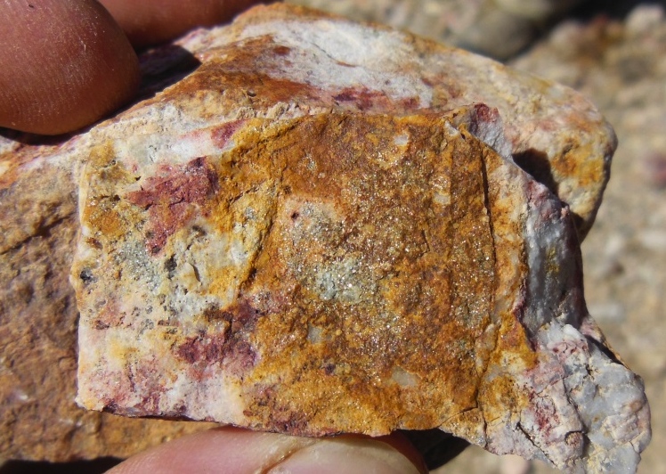 Quartz-pyrite-molybdenite±chalcopyrite vein with sericite envelope