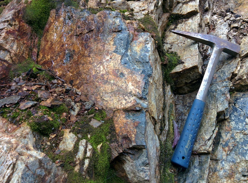 Thick quartz-arsenopyrite veins
