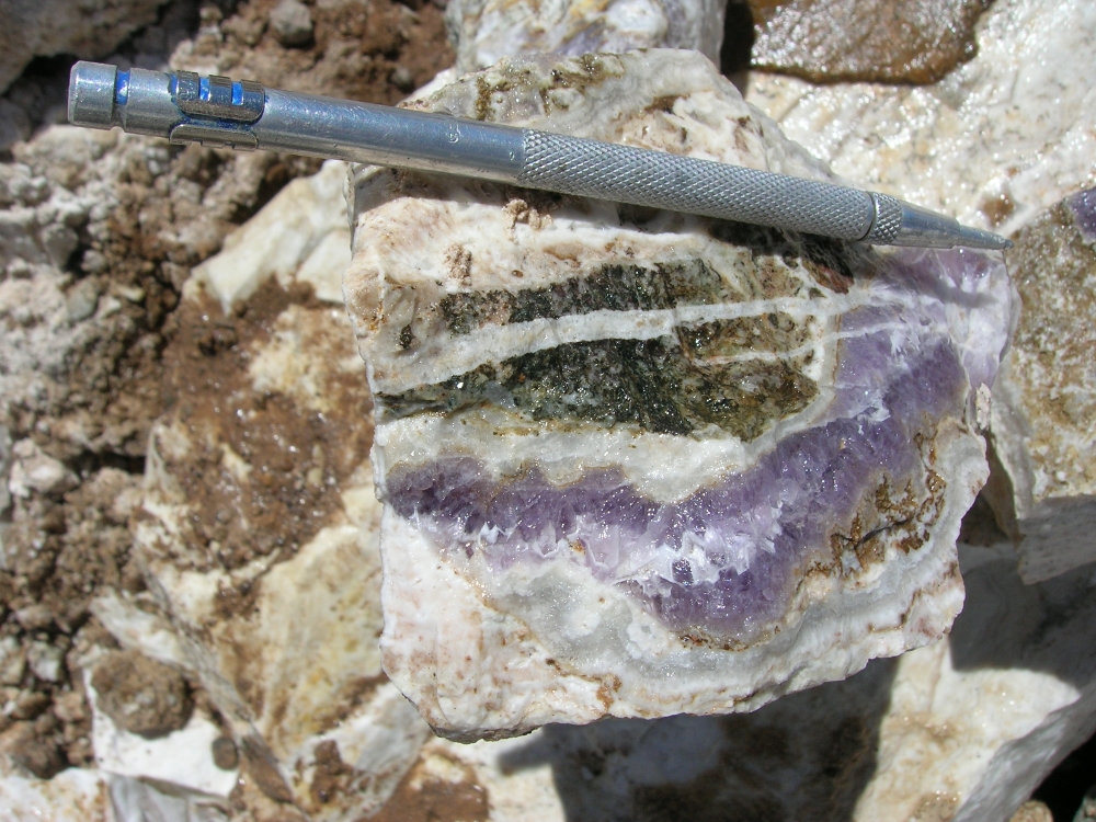 Amethyst and crustiform quartz from the Sapo Vein